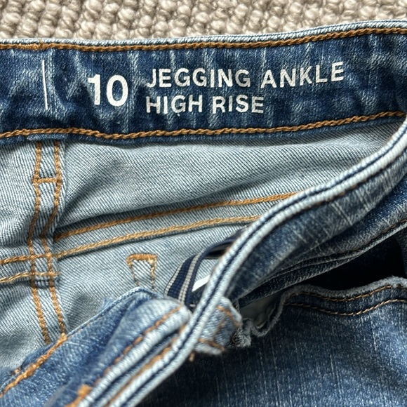 Girls High-Rise Distressed Ankle Jeggings with Washwell - Medium Wash (size 10) - Picture 4 of 9